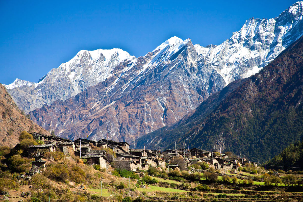 Manaslu cicuit trek via Tsum valley