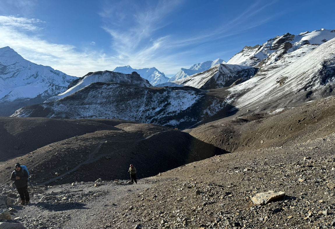 Mountain and trail view on the Annapurna Circuit Trek