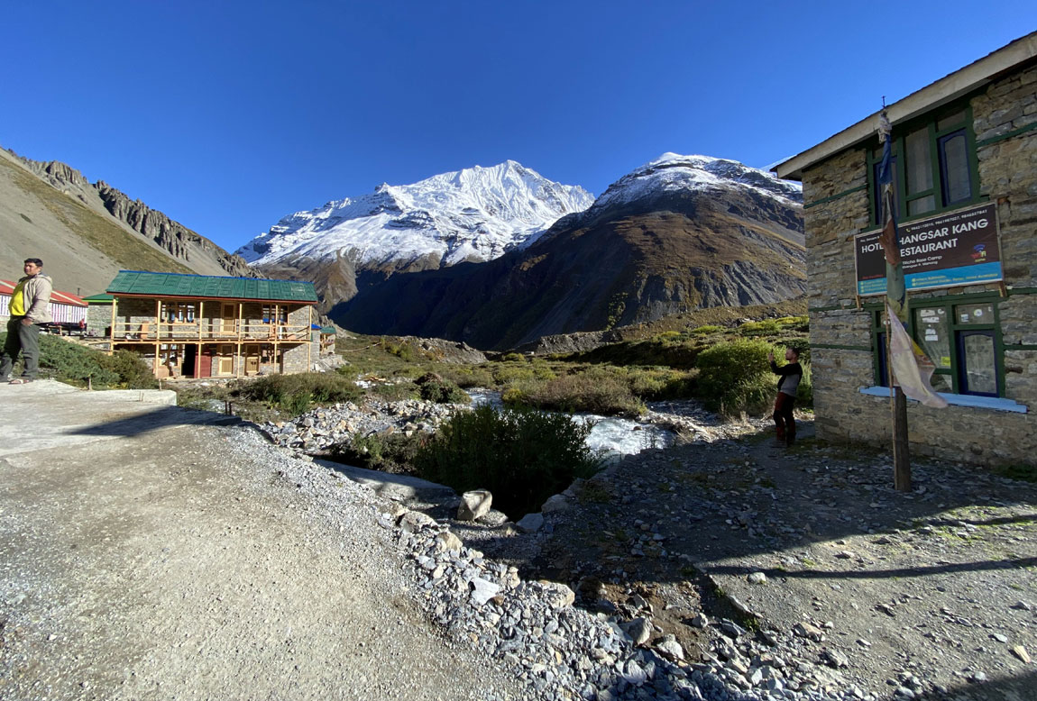 Khangsar teahouse and mountain view in the Annapurna region