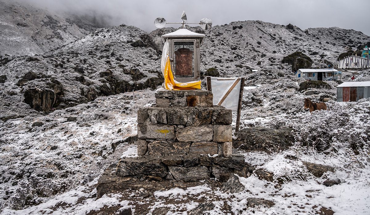 wind-powered-prayer-wheel-in-kyanjin-gompa-village-of-nepal