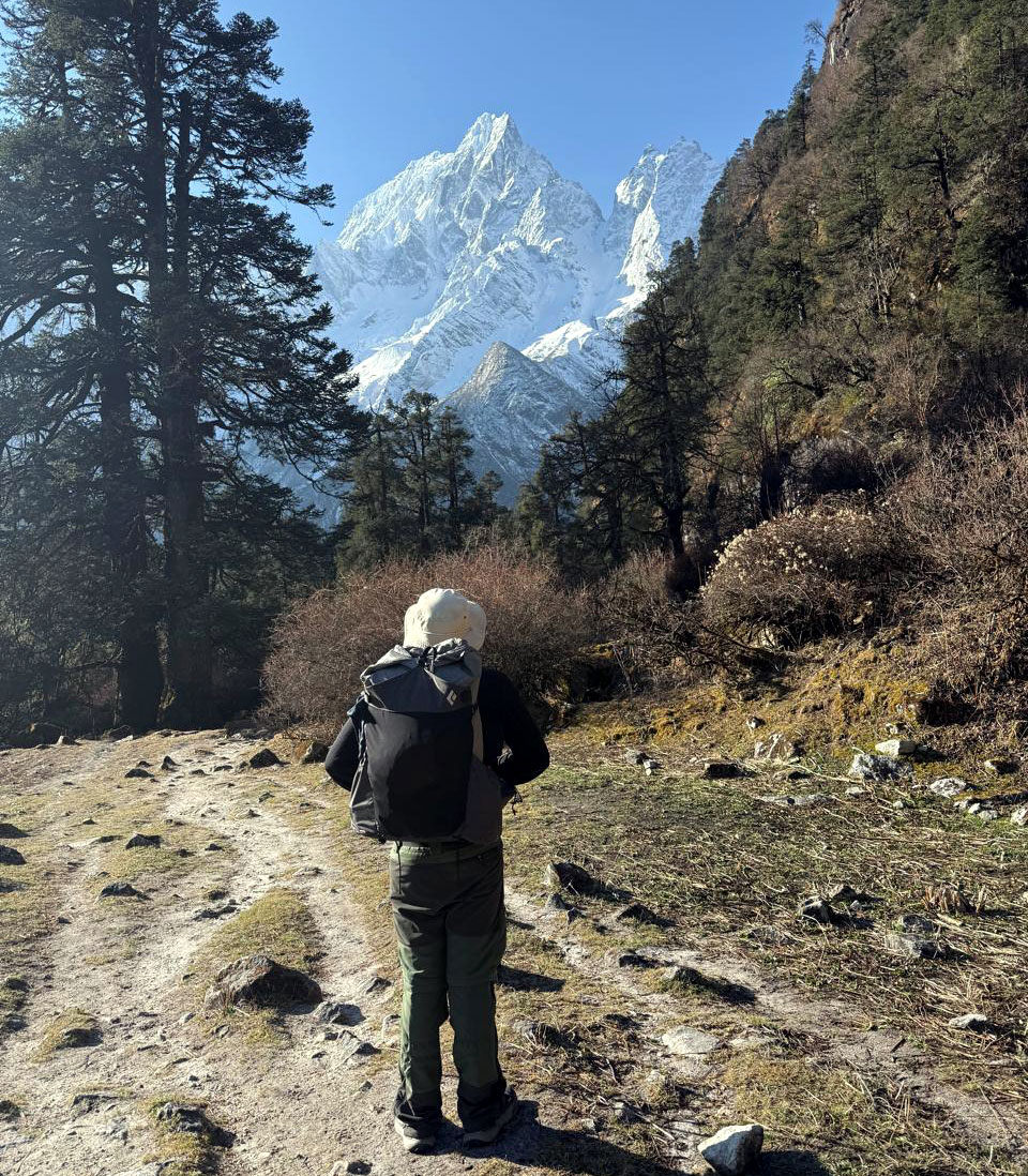 Trekkkers in Manaslu Circuit Route Bimthang