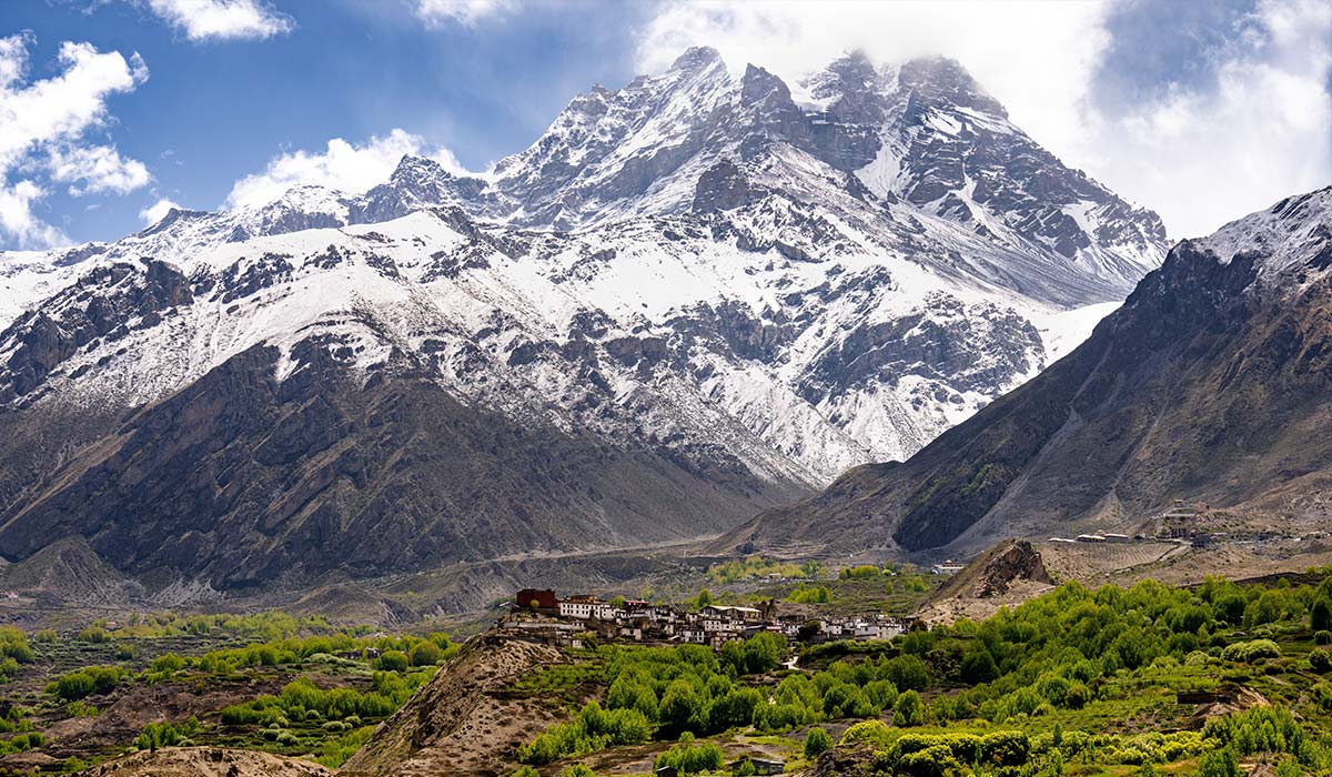 amazing-rooftop-view-of-lo-manthang-with-traditional-houses-and-monasteries